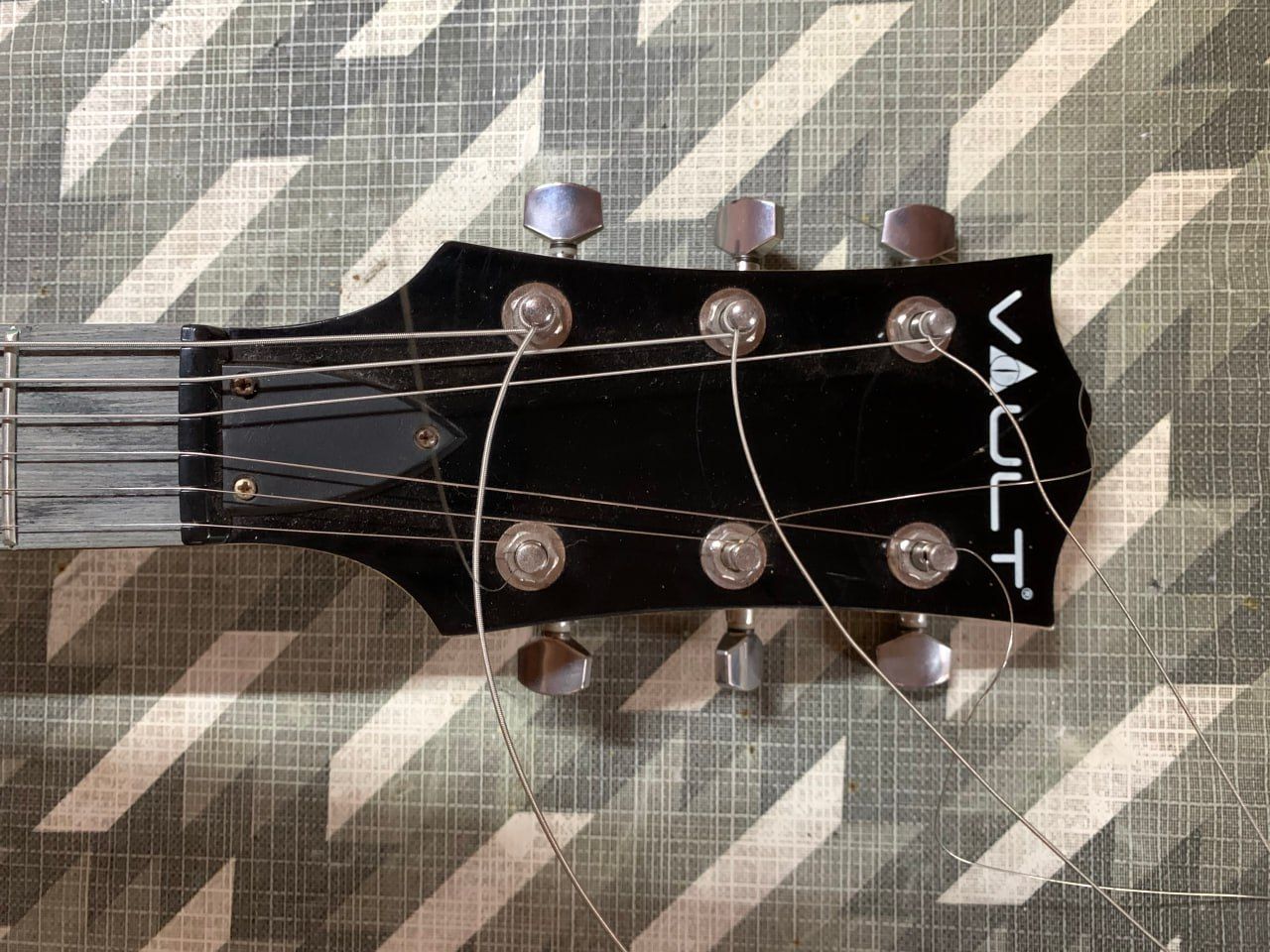 Электрогитара Vault и комбик Roland — фото 6